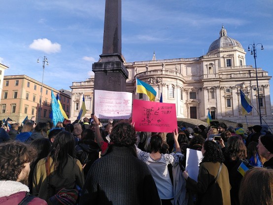 Una foto di spalle della manifestazione a supporto dell'Ucraina a Roma a piazza dell'Esquilino.