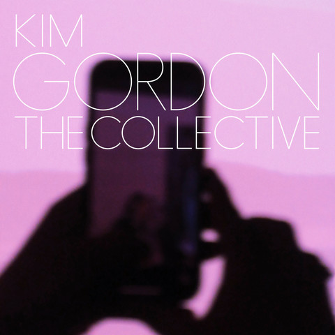 La copertina del disco «The Collective» di Kim Gordon. Sullo sfondo rosa ci sono due mani che tengono uno smartphone; la foto è sfuocata. Sopra, partendo dalla sinistra in alto e scendendo fino a metà della copertina, è scritto il nome dell'artista e il titolo dell'album in carattere bianco