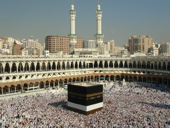 La Kaaba, all'interno della Sacra Moschea al centro della Mecca, con un sacco di persone intorno