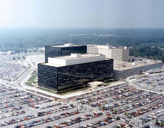 L'edificio dell'NSA a Fort Meade, nel Maryland, con un sacco di macchine intorno